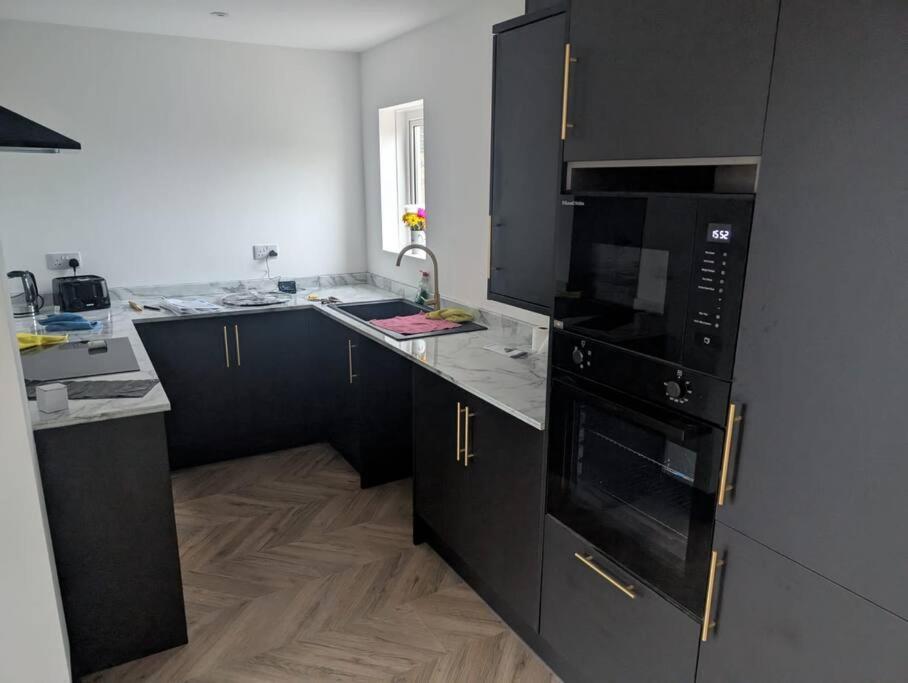 Modern 3Br Home - Private Parking - Tv In Every Bedroom Σουόνσι Εξωτερικό φωτογραφία