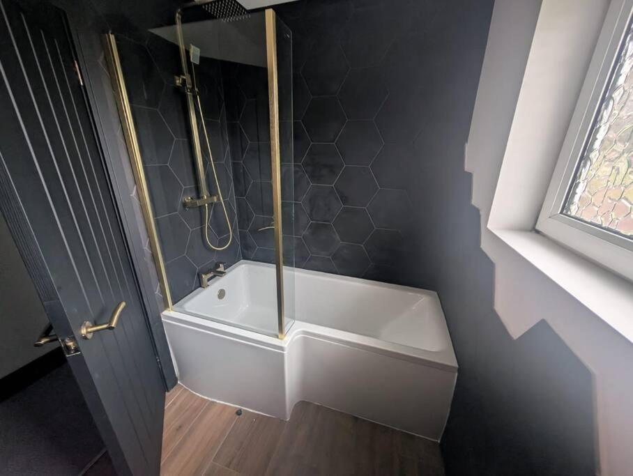 Modern 3Br Home - Private Parking - Tv In Every Bedroom Σουόνσι Εξωτερικό φωτογραφία