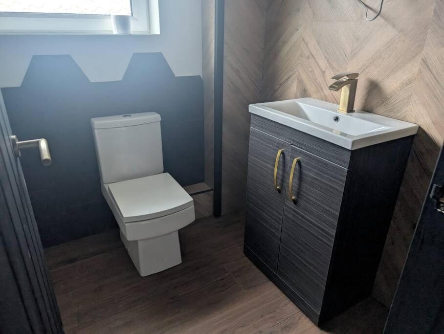 Modern 3Br Home - Private Parking - Tv In Every Bedroom Σουόνσι Εξωτερικό φωτογραφία