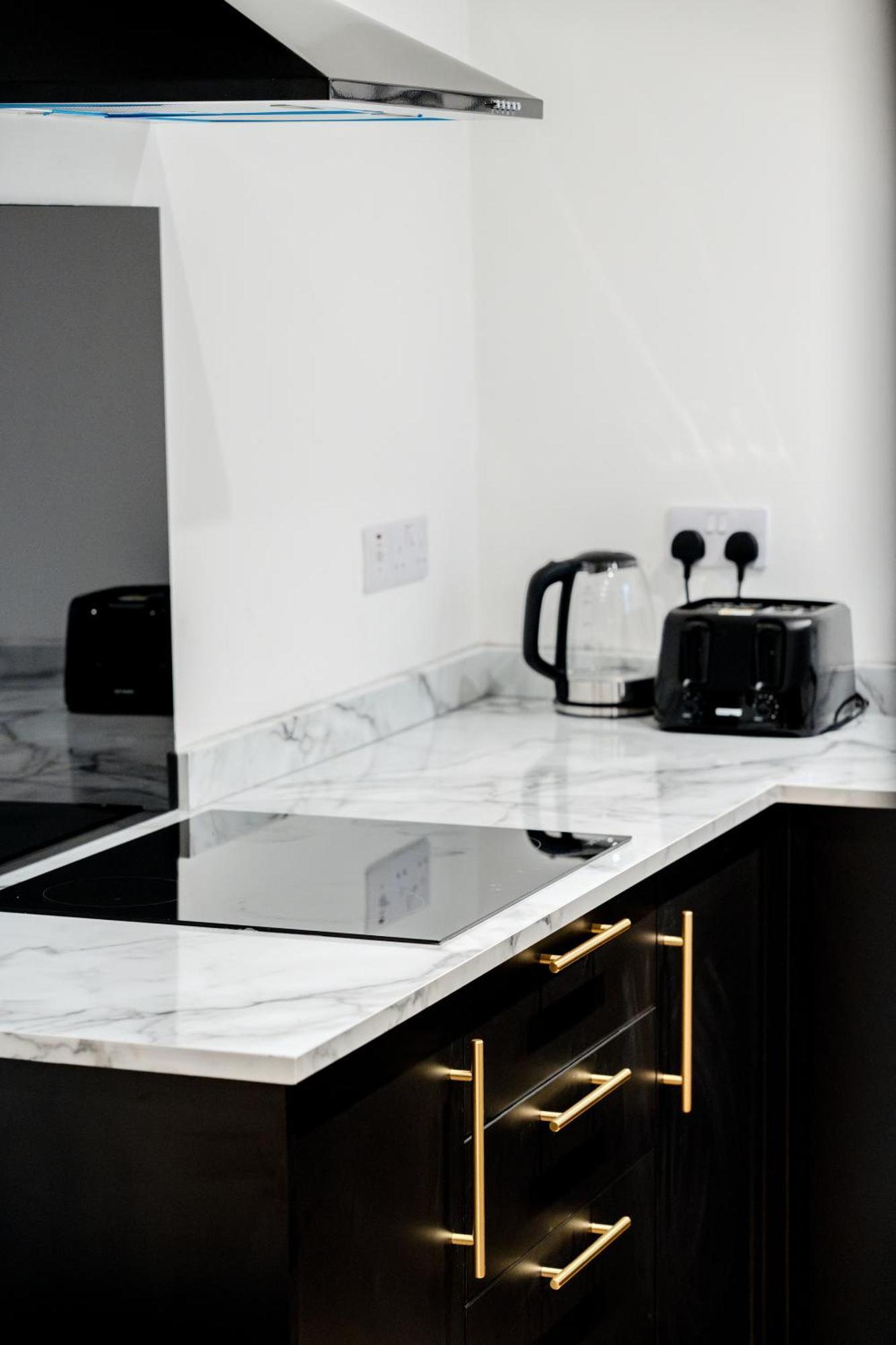 Modern 3Br Home - Private Parking - Tv In Every Bedroom Σουόνσι Εξωτερικό φωτογραφία