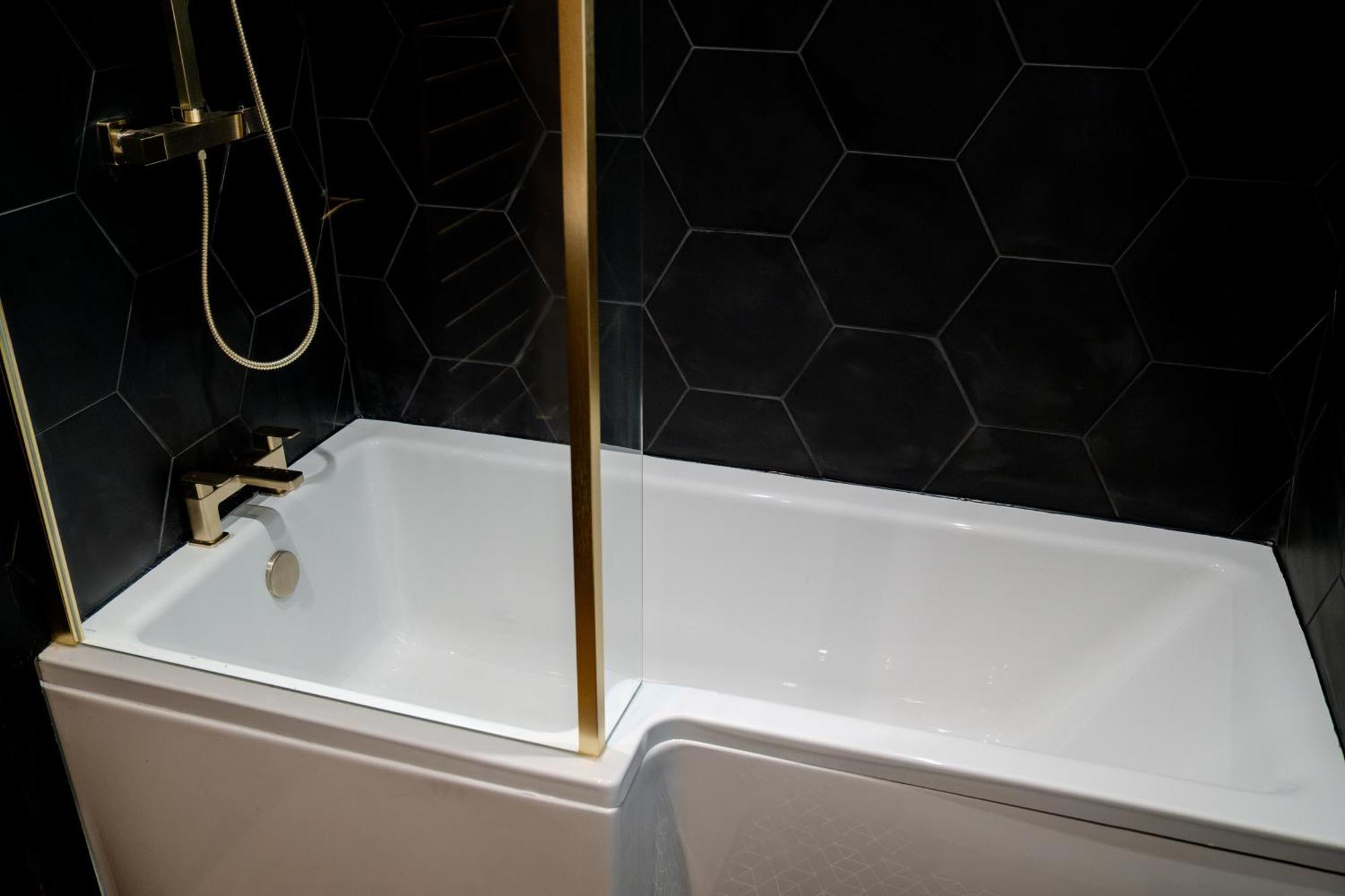 Modern 3Br Home - Private Parking - Tv In Every Bedroom Σουόνσι Εξωτερικό φωτογραφία