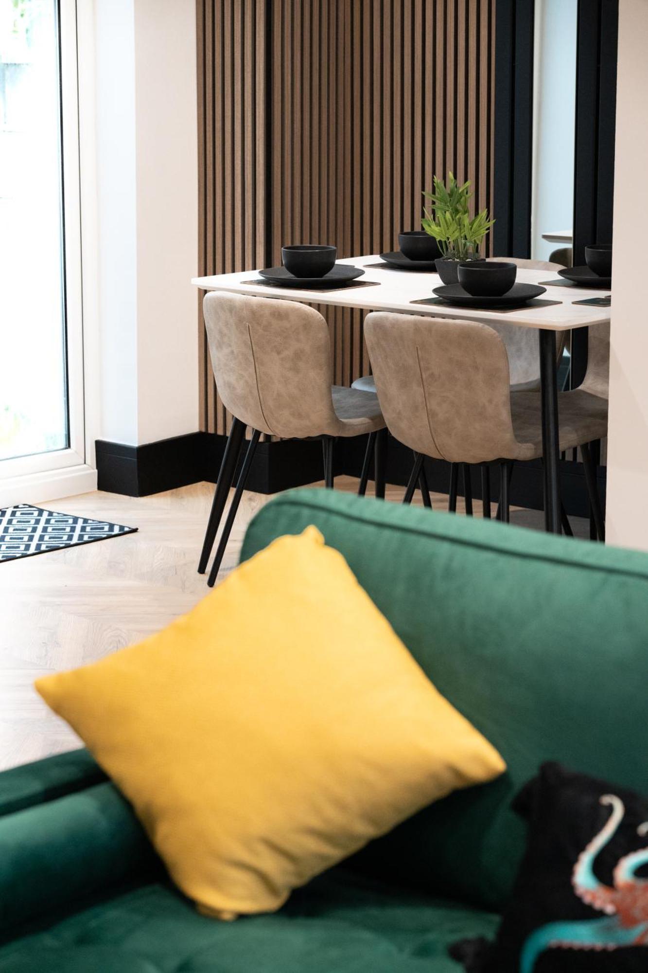 Modern 3Br Home - Private Parking - Tv In Every Bedroom Σουόνσι Εξωτερικό φωτογραφία